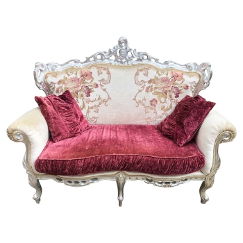 Elegantissimo divano in tessuto argentato con motivi floreali e velluto bordeaux